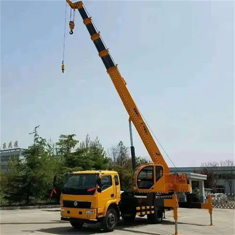 天河钢筋笼入孔时,由吊车采用单点起吊